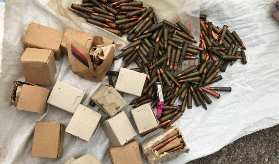 Затримано запорізького правоохоронця, який облаштував схрон зі зброєю у своєму гаражі