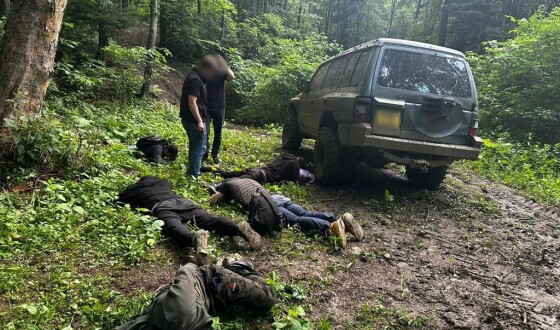 На кордоні з Румунією затримали перевізників та пособників, які незаконно переправляли осіб через кордон