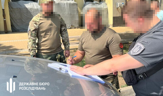 Воєнком з Донеччини організував схему з виготовлення підроблених документів для незаконного перетину держкордону