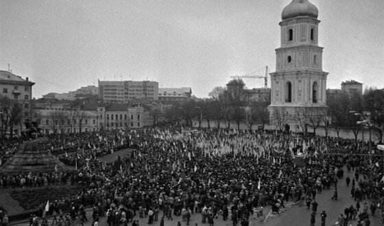 Виповнилося 25 років «живого ланцюга» між Львовом та Києвом до Дня Соборності (фото 1919 і 1990)