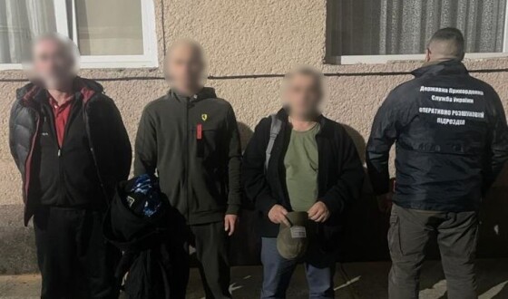 Поблизу кордону з Румунією прикордонники виявили двох псевдоволонтерів та їх провідника