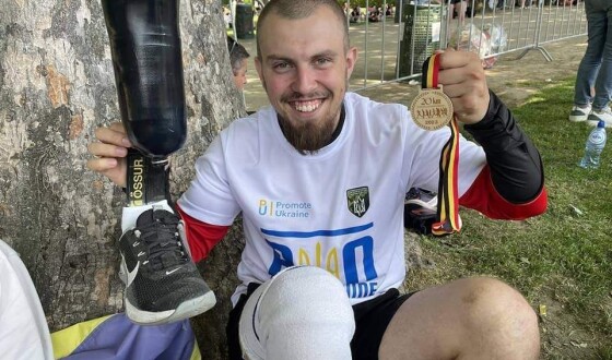 Воїн на протезі пробіг Лондонський марафон з прапором України, фото