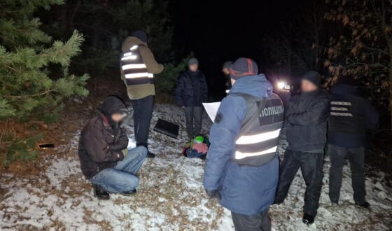 На Чернігівщині затримали українця, який незаконно переправляв чоловіків у білорусь та продавав прокладені маршрути