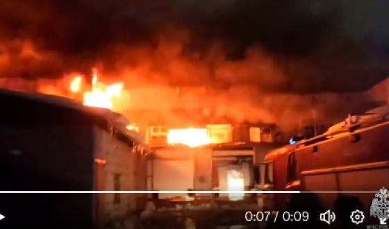 В підмосковному пушкіно горить мʼясокомбінат, відео