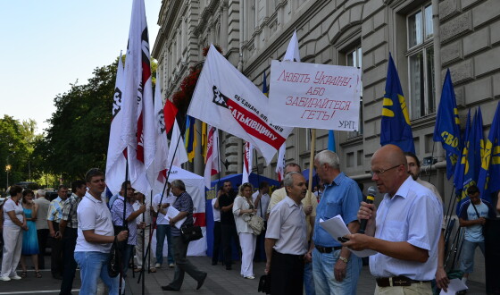 Реакція на протиправне прийняття мовного закону: у Львові заблоковано обладміністрацію