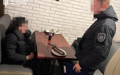 ДБР затримало на Дніпропетровщині керівницю районного відділу «Центру пробації», яка вимагала понад 21 тис. доларів у пораненого військовослужбовця