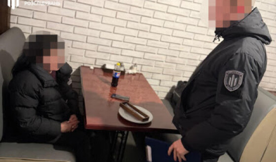 ДБР затримало на Дніпропетровщині керівницю районного відділу «Центру пробації», яка вимагала понад 21 тис. доларів у пораненого військовослужбовця