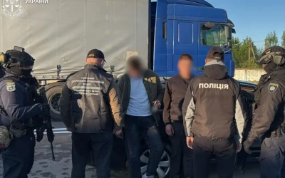 Троє осіб організували схеми незаконного виїзду чоловіків призовного віку на Житомирщині