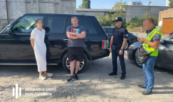 Подружжя з Києва продавало військовим безплатно отримані за кордоном автівки