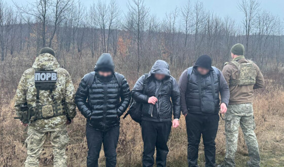 На Одещині троє чоловіків під дощем пробиралися через кордон