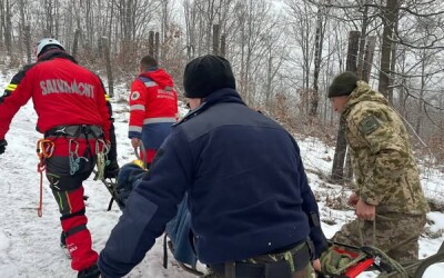 Українські та румунські прикордонники разом з медиками дістали з прірви непритомного втікача