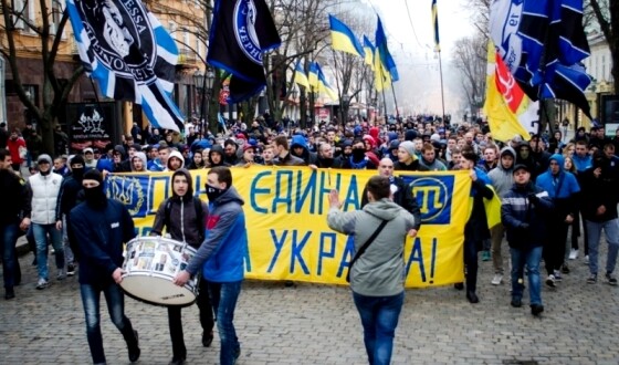 Футбольні фанати «Чорноморця» і «Карпат» стали плечем до плеча на знак підтримки наших воїнів на Сході