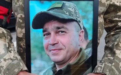 Сьогодні сумчани провели в останню путь мужнього воїна, котрий віддав своє життя, захищаючи Україну