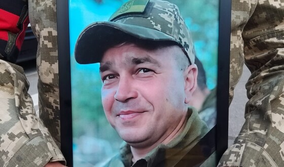 Сьогодні сумчани провели в останню путь мужнього воїна, котрий віддав своє життя, захищаючи Україну