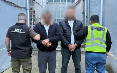 Прикордонники викрили канал незаконного переправлення людей у сховках автобусів