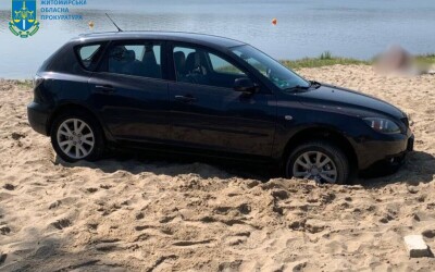 Водій, позбавлений права керування, заїхав на пляж у Житомирі та втік