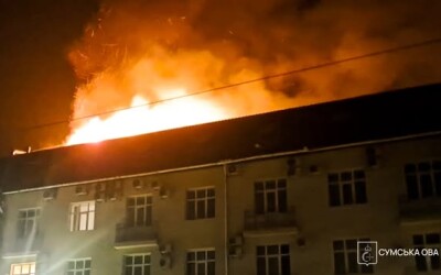 Сьогодні рано вранці росіяни ударним БпЛА поцілили у будівлю в центрі Сум
