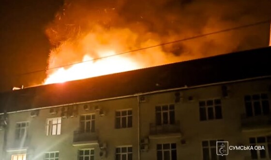 Сьогодні рано вранці росіяни ударним БпЛА поцілили у будівлю в центрі Сум