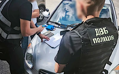 Нацполіція заблокувала діяльність ділків, які за гроші обіцяли допомогти скласти іспити з водіння