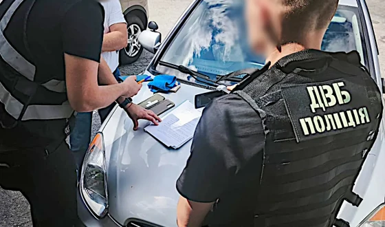 Нацполіція заблокувала діяльність ділків, які за гроші обіцяли допомогти скласти іспити з водіння