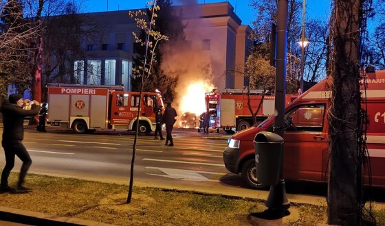 Водій протаранив російське посольство в Бухаресті і загинув