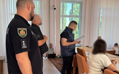 Поліцейські довели причетність однієї з селищних голів Житомирщини до протиправної схеми заробітку