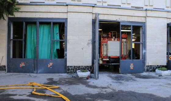 У Харкові під ворожий обстріл потрапило депо рятувальників