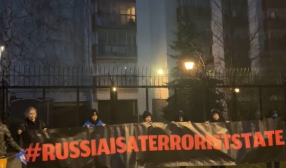 Російських дипломатів у Варшаві розбудили сиреною та звуками пострілів. Відео