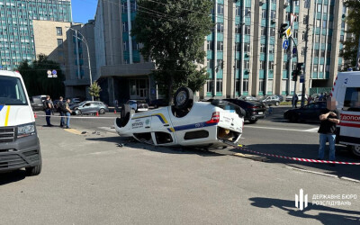 В Києві Renault перекинув поліцейську автівку з увімкненими проблисковими маячками, поліцейський загинув