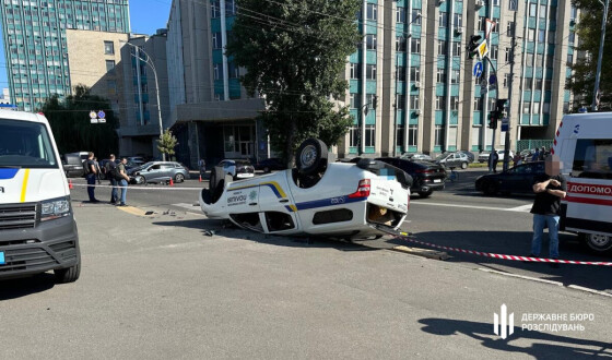 В Києві Renault перекинув поліцейську автівку з увімкненими проблисковими маячками, поліцейський загинув