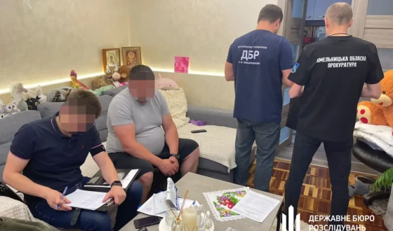 Екскерівник Держгеокадастру на Хмельниччині протиправно виділяв землю