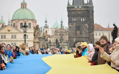 Українці Праги обʼєдналися в ланцюг єдності