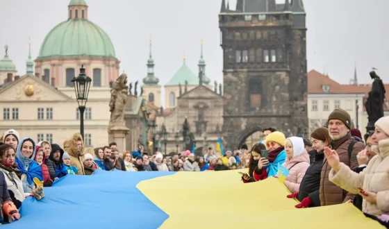 Українці Праги обʼєдналися в ланцюг єдності