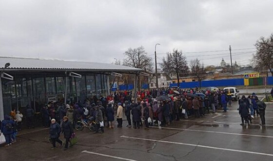 Суха риба, «Мівіна», пакет молока. За чим стоять черги у Чернігові