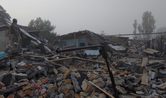 Окупант, якому пощастило потрапити в госпіталь, показує відео своєї казарми, в яку завітав HIMARS