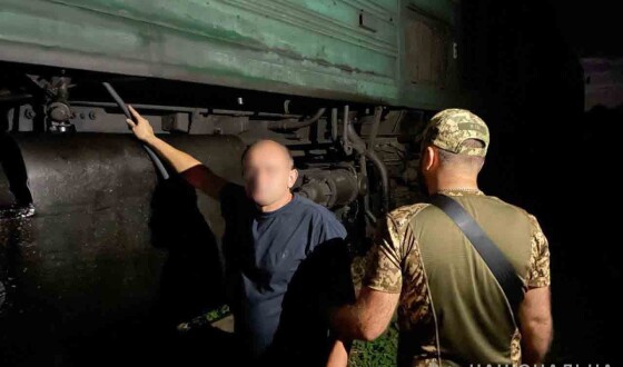 Судитимуть 11 членів злочинної групи, які злили з локомотивів «Укрзалізниці» пальне на 1,5 млн грн