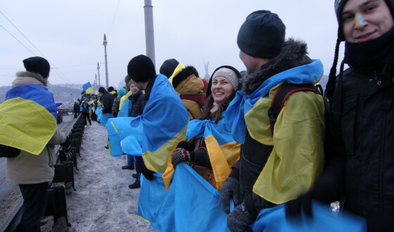 Київська молодь символічно з’єднала два береги Дніпра відзначаючи День Соборності України