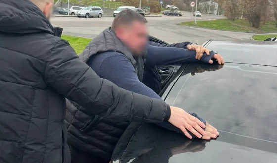 За 12 тисяч доларів обіцяв працевлаштувати трьох чоловіків на посади з бронюванням: на Київщині Нацполіція затримала зловмисника