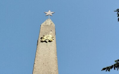 У Решетилівській, Оржицькій та Кременчуцькій громадах Полтавщини демонтували комуністичну символіку з меморіалів 2-ої світової війни