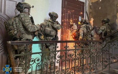 СБУ та БЕБ викрили ділків, які масово виготовляли підроблені українські документи для легалізації іноземців в ЄС