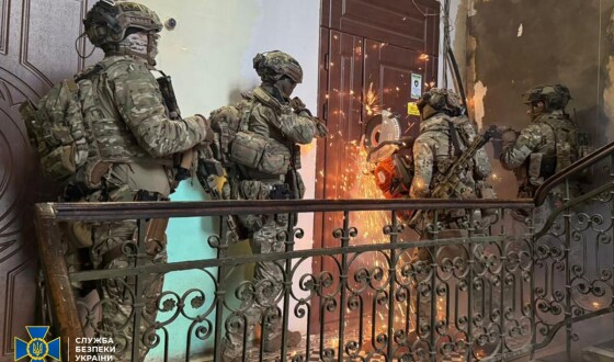 СБУ та БЕБ викрили ділків, які масово виготовляли підроблені українські документи для легалізації іноземців в ЄС