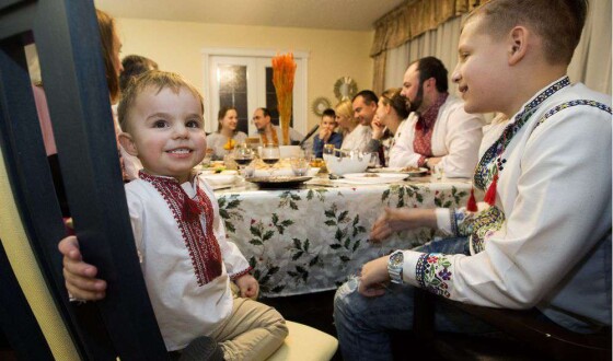 Сім&#8217;я вітає новоприбулих на Різдво