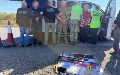 У «швидкій» намагалися незаконно перевезти двох чоловіків до кордону та зброю