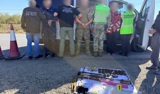 У «швидкій» намагалися незаконно перевезти двох чоловіків до кордону та зброю
