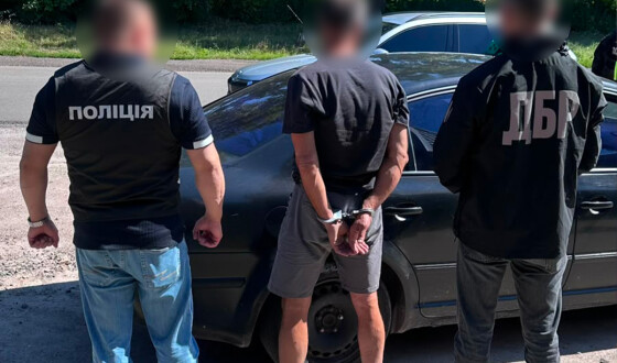 На Київщині поліцейські викрили суддю та посередника, які допомагали отримати відстрочку без законних підстав