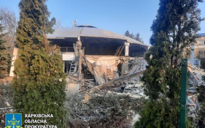 росія вдарила «шахедами» по Київському району Харкова: пошкоджені ресторан і крамниця