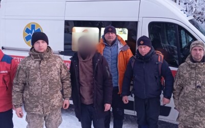 Прикордонники з рятувальниками знайшли у горах порушника, який просив про допомогу