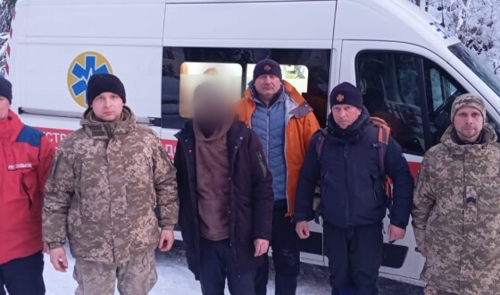 Прикордонники з рятувальниками знайшли у горах порушника, який просив про допомогу