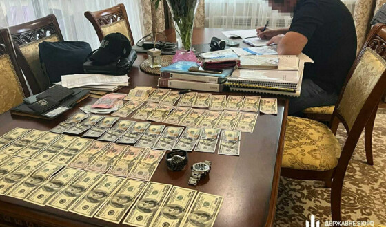 ДБР повідомило про підозру у незаконному збагаченні правоохоронцю з Дніпра, якого раніше викрили на вимаганні 200 тис. доларів
