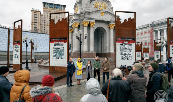 На майдані Незалежності у Києві презентували вуличну виставку “Мальована історія Майдану”